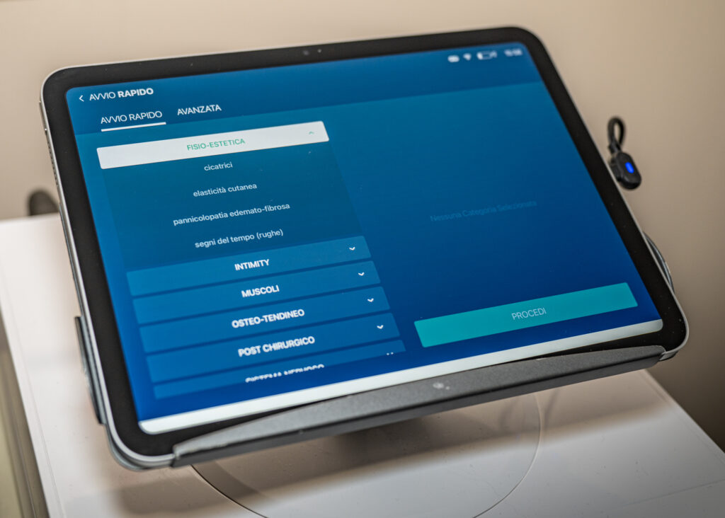 Interfaccia touchscreen della Fisiowarm 7.0 con parametri personalizzati per seduta di Tecarterapia e radiofrequenza Estetica programmi per cicatrici cellulite elasticità della pelle e rughe 