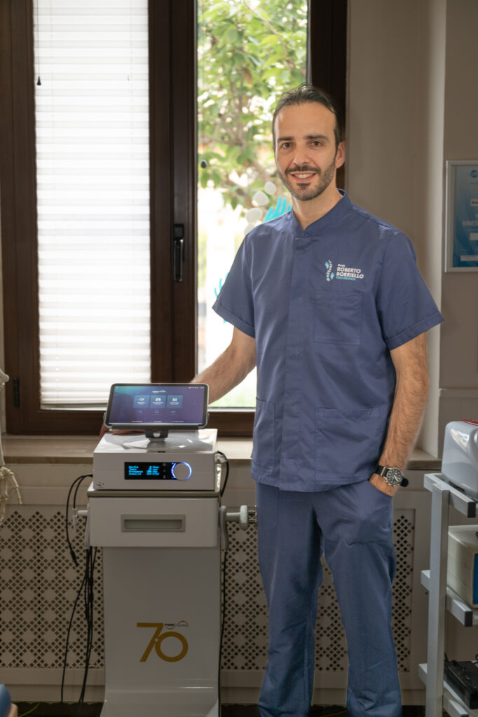 Dott. Roberto Borriello con dispositivo Fisiowarm 7.0 per Tecarterapia presso lo studio di fisioterapia ad Avezzano